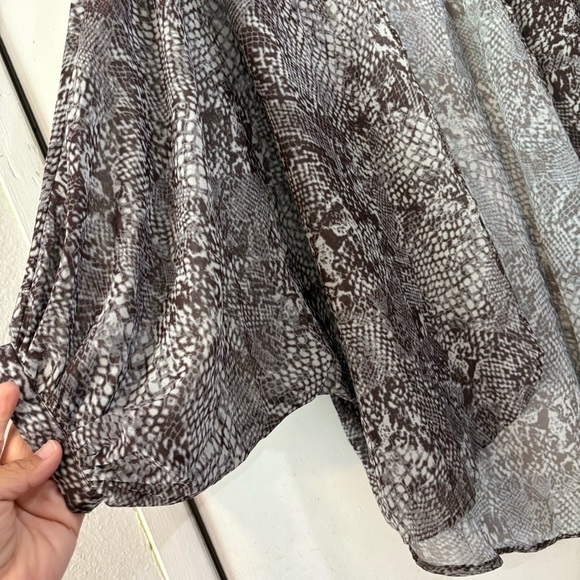 Vince Camuto Sheer Cardigan Kimono Snake Print Python One Size Cover Up Gray - Picture 2 of 7